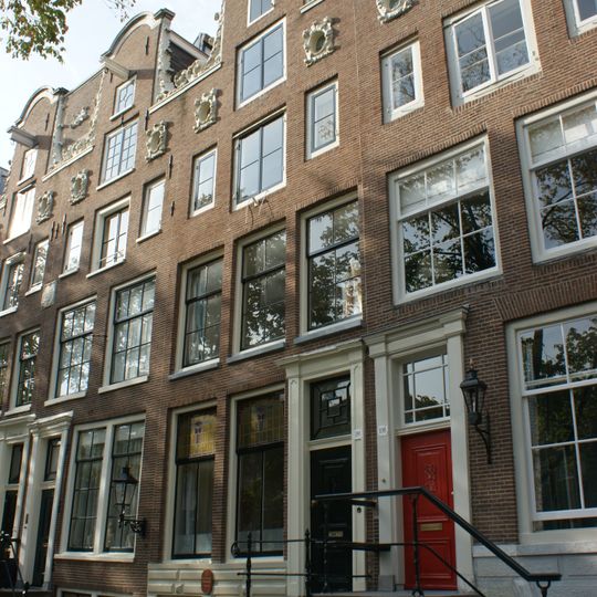 Pand met halsgevel met 2 oeils-de-boeuf