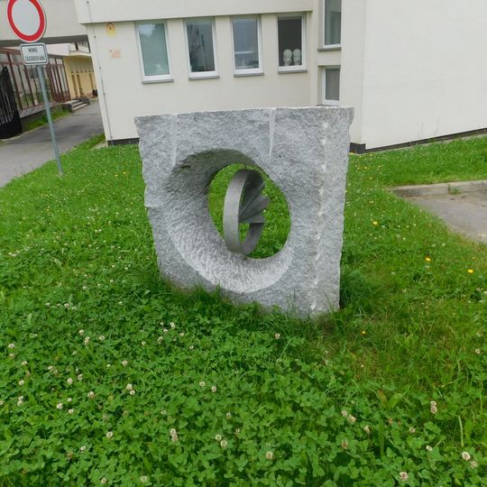 Plastika před Akademií ve Světlé nad Sázavou