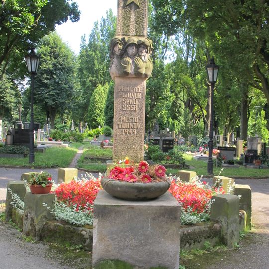 Pomník padlým v 2. světové válce na hřbitově v Turnově