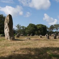 Tumulus, quadrilatère et menhir de Manio