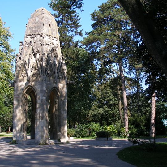 Sad Janka Kráľa, veža s helmicou